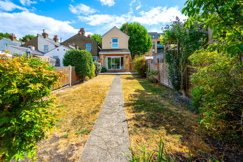 House in London, Royal Borough of Kingston upon Thames - More