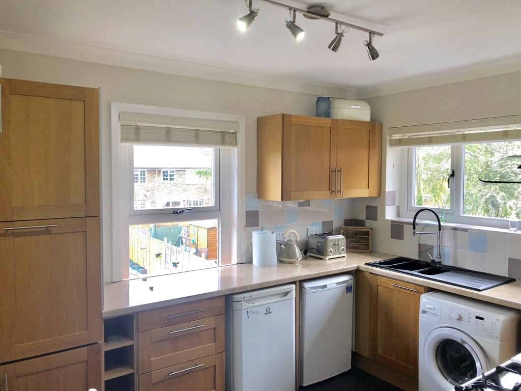 Apartment in Crawley, Southgate - View 5