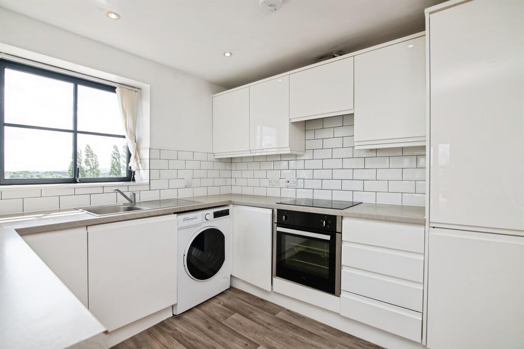 Apartment in West Bromwich, Stone Cross - View 3