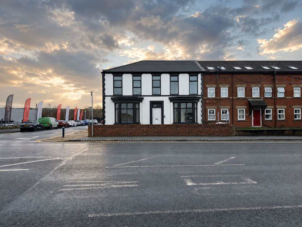 Main image of property: Room 2, Nikita House, 53 Manchester Road, Bolton, BL2 1ES