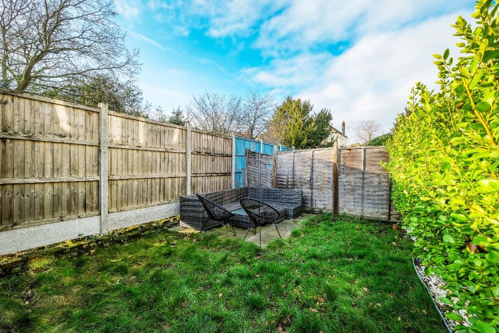 Beechwood Park, London, E18 photo 4