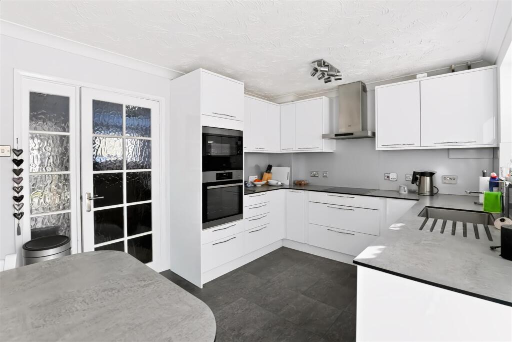 Gadsden Close, Cranfield, Bedford photo 2