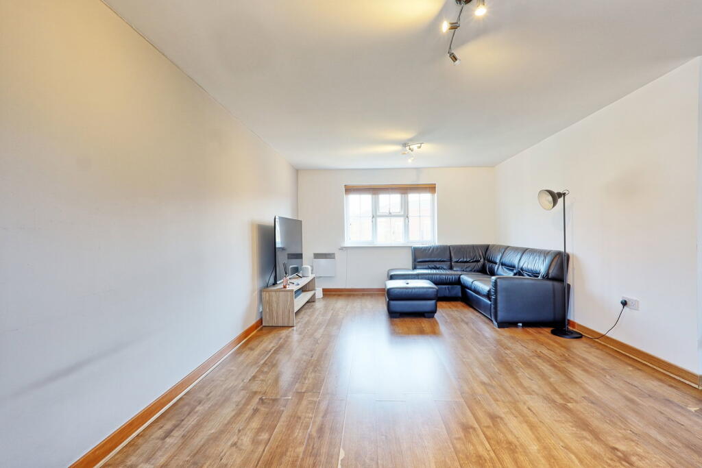 Apartment in Romford - More