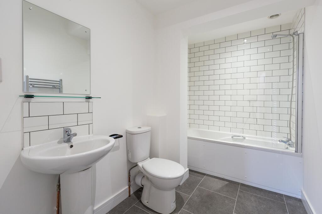 Ensuite 2.jpg