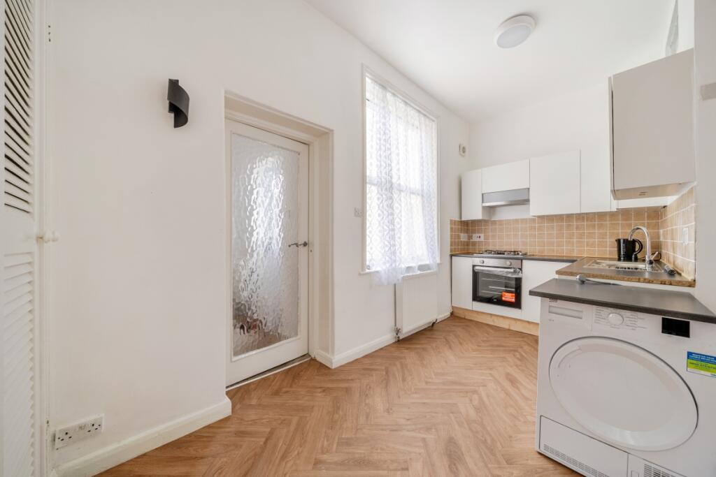 Apartment in Kingston upon Thames - View 4