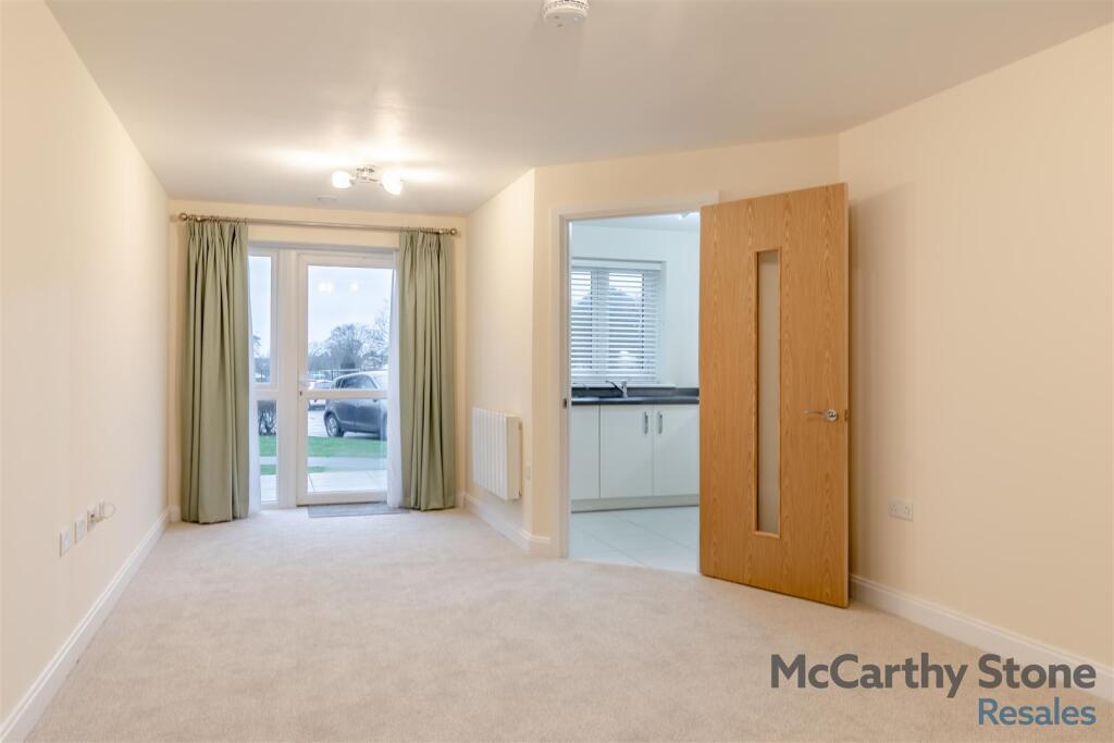 The Oaks, Cedar Avenue, Alsager, Stoke-on-Trent, Staffordshire, ST7 2TF photo 2