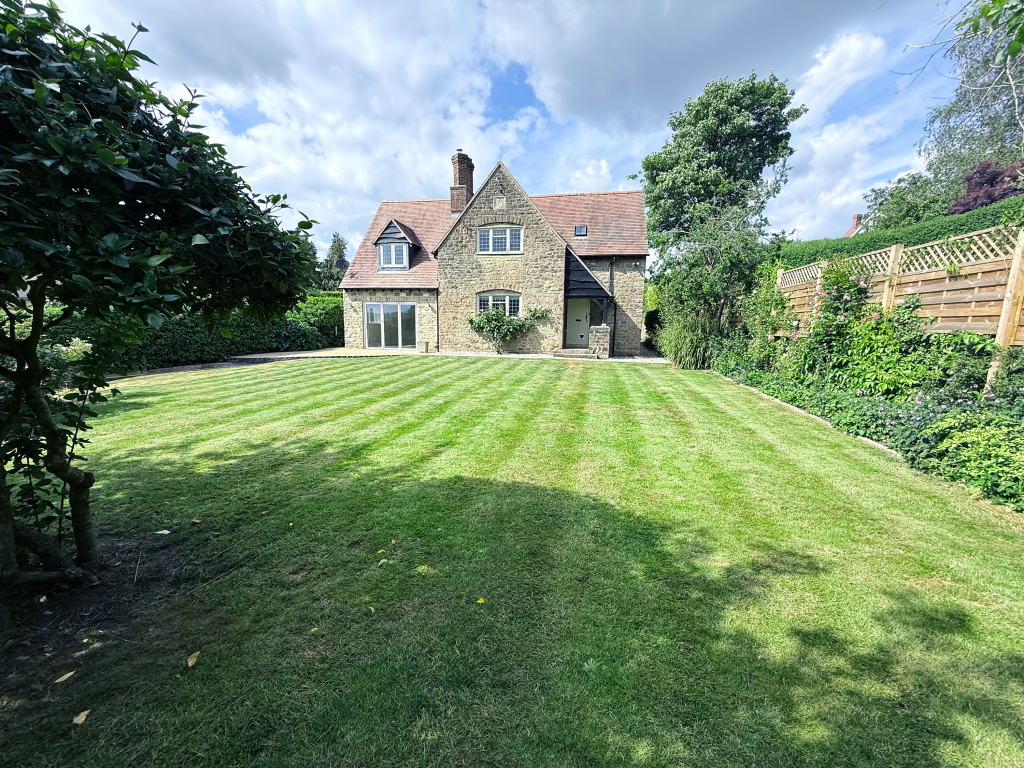 4-bed detached on Mill Lane, Swindon, SN1, £800,000