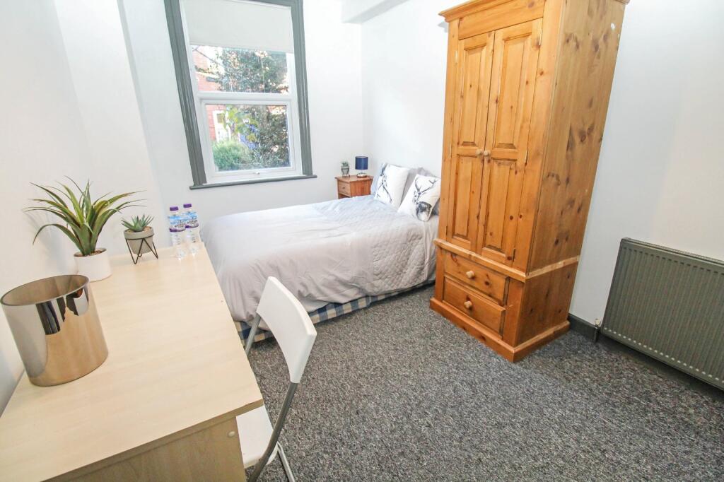 House in Leeds, West Yorkshire - View 4