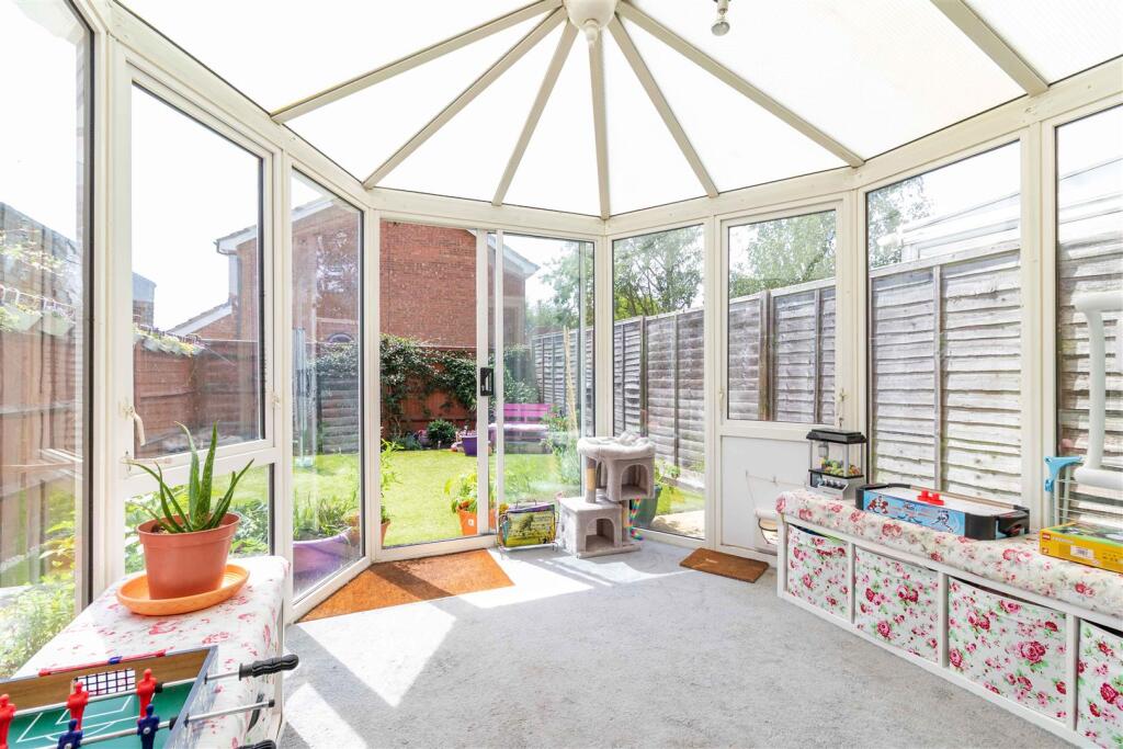 Willow Crescent, Worthing photo 4