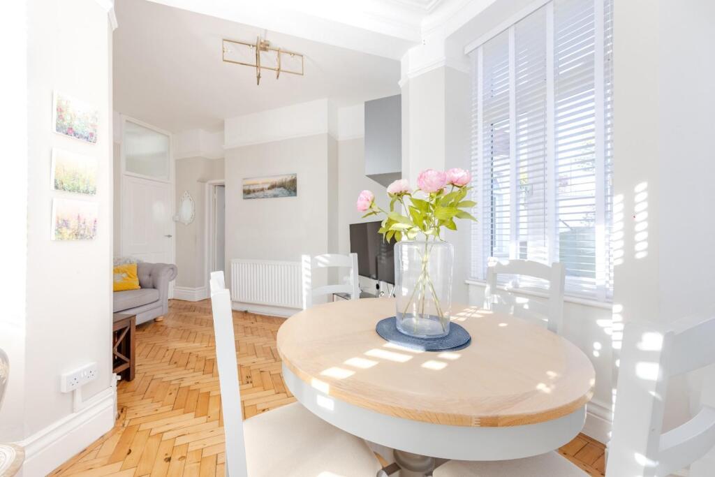 Apartment in Southend-on-Sea - More