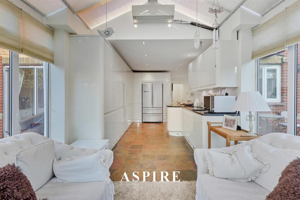**Private Gated Cul-De-Sac** Carte Place, Langdon Hills SS16 photo 4