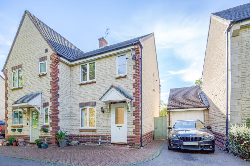 2-bed semi-detached on Goldfinch Close, Bicester, Oxfordshire, £315,000