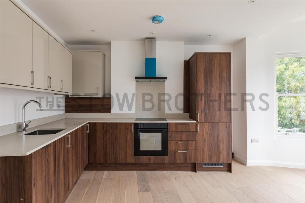 Apartment in Ilford - View 4