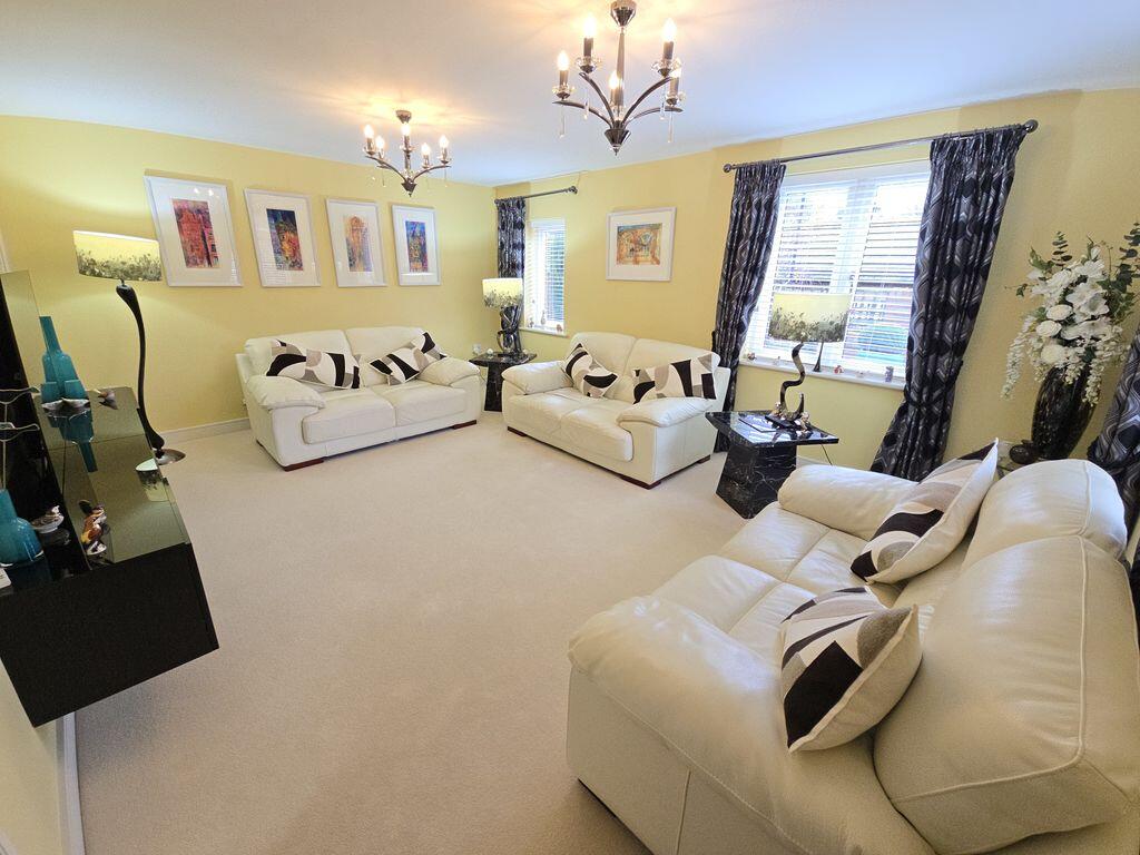18 Micklewood Close photo 2
