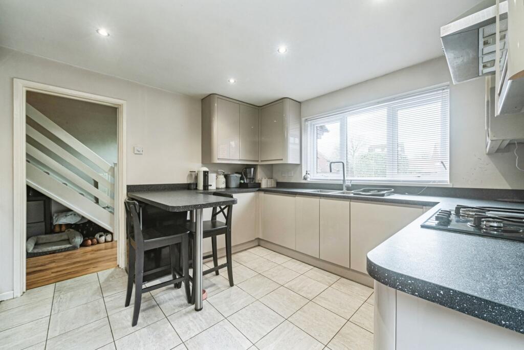 Lambs Row, Lychpit, Basingstoke, Hampshire, RG24 photo 3