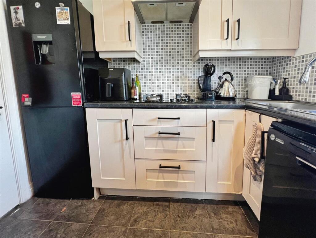 Leafield Grove, Bradford, BD2 3SA photo 4