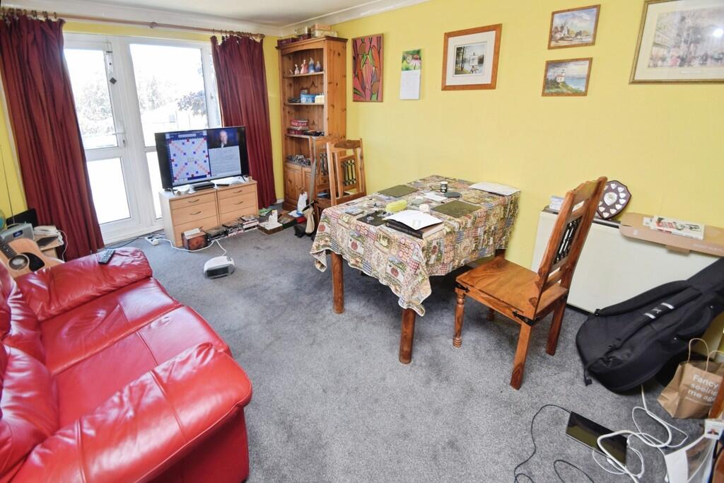 Apartment in Bradford, Shipley - View 2