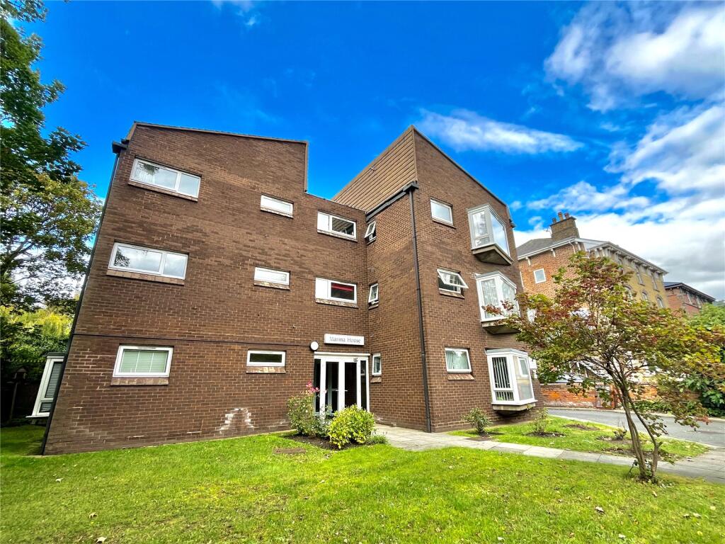 2-bed flat on Cambridge Road, Waterloo, L22, £134,950