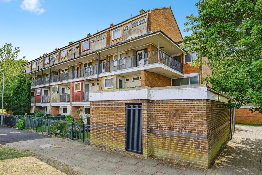 Main image of property: Arrow Close, Luton, Bedfordshire, LU3