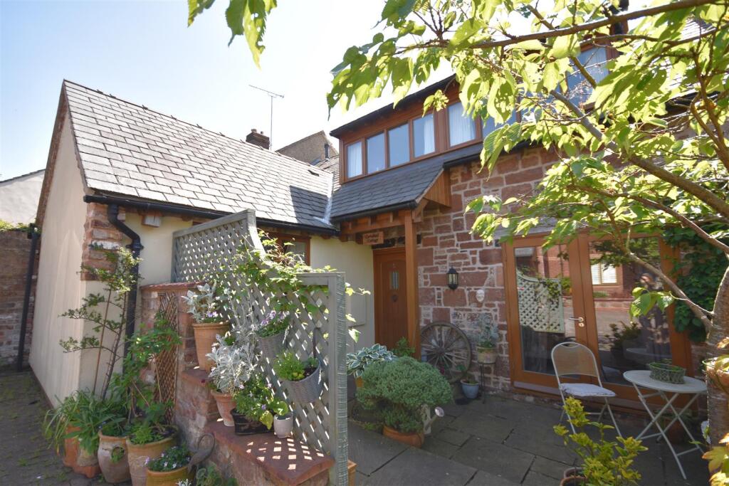 Main image of property: Neston Road, Ness, Neston