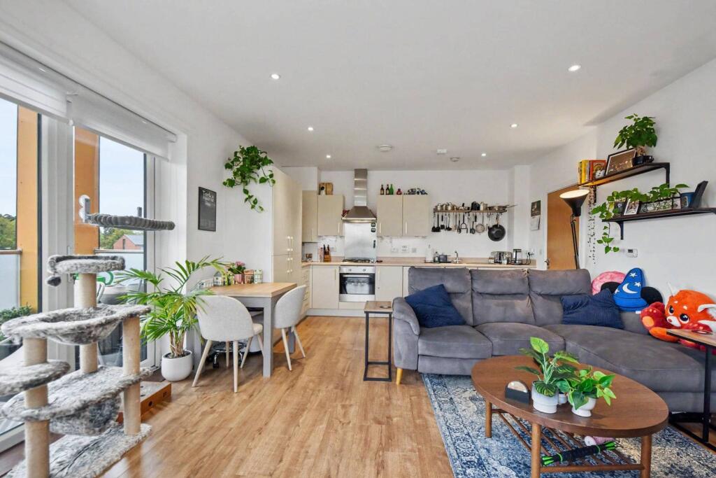 Apartment in Southend-on-Sea - More