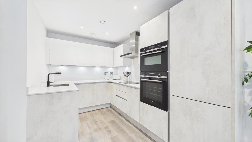Apartment in East Hertfordshire, Folly Island, Hertford - View 2
