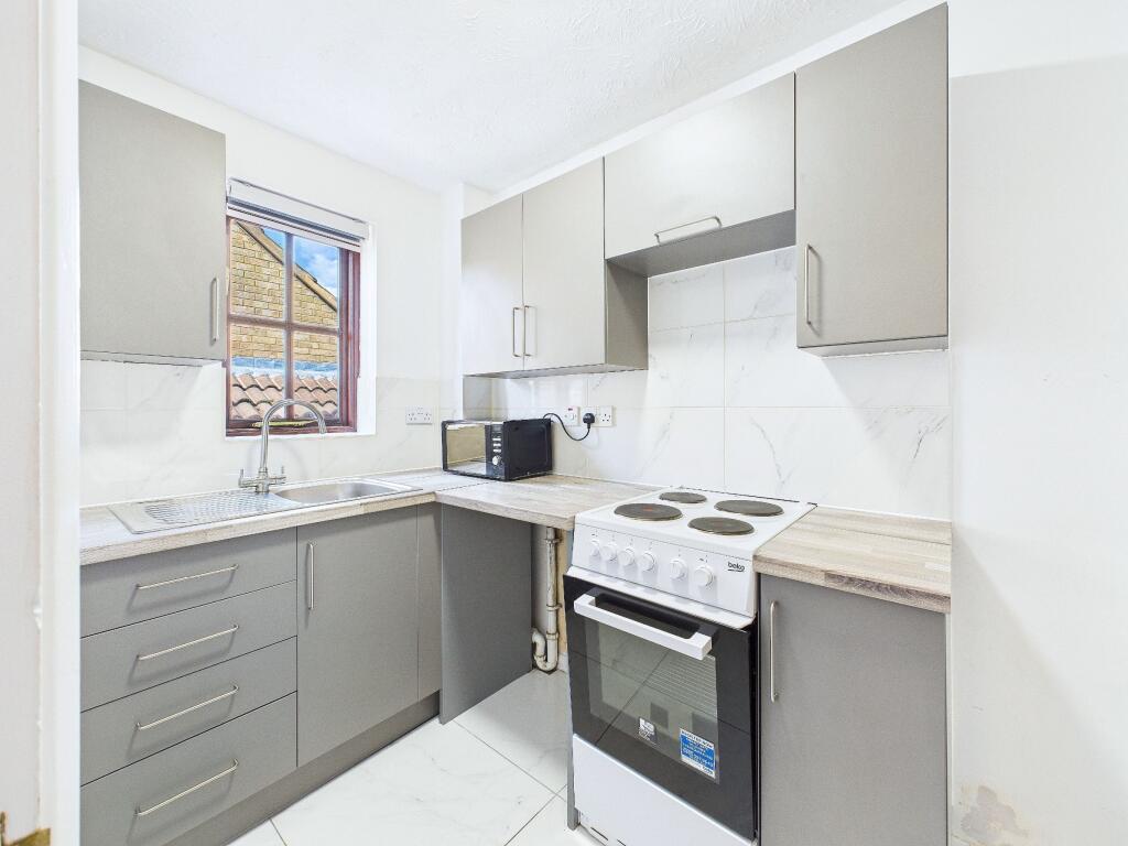 Cromwell Court, Eynesbury, St. Neots photo 5