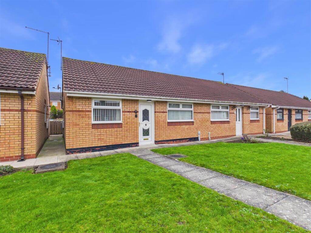 2-bed semi-detached on Sable Close, Summergroves Way, Hull, £130,000