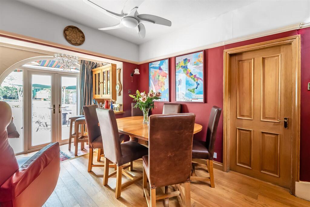 House in Mole Valley, Leatherhead - View 4