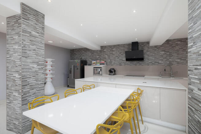 Large Integral Breakfast Bar