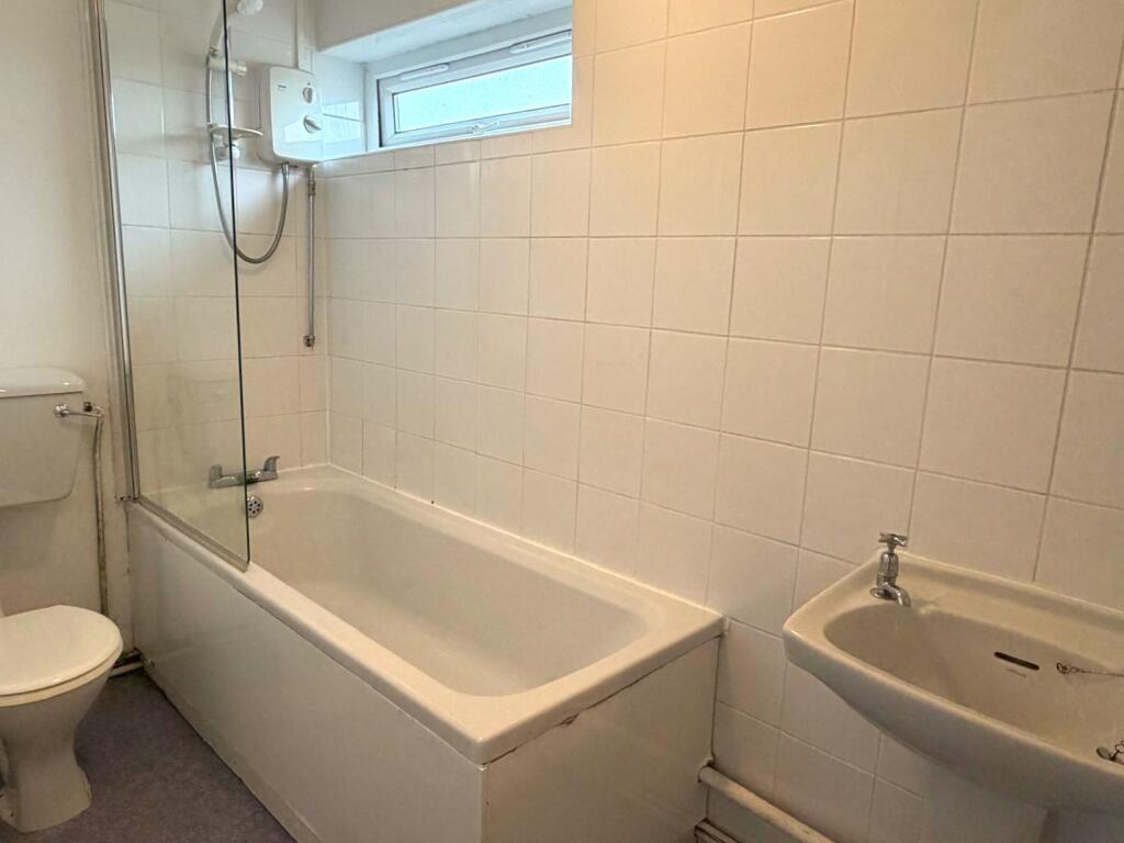 18 Hallam Court, Pembroke Road, Dronfield, Derbyshire S18 1WN photo 5
