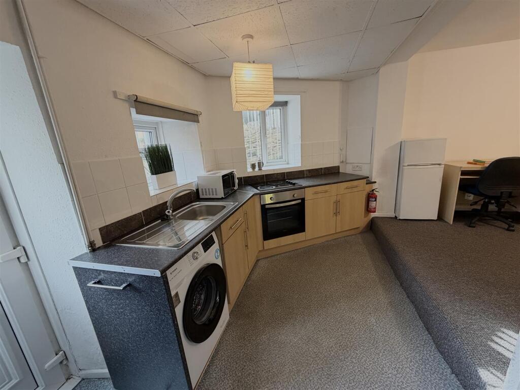 Apartment in Sheffield, Birkendale, Upperthorpe - View 3