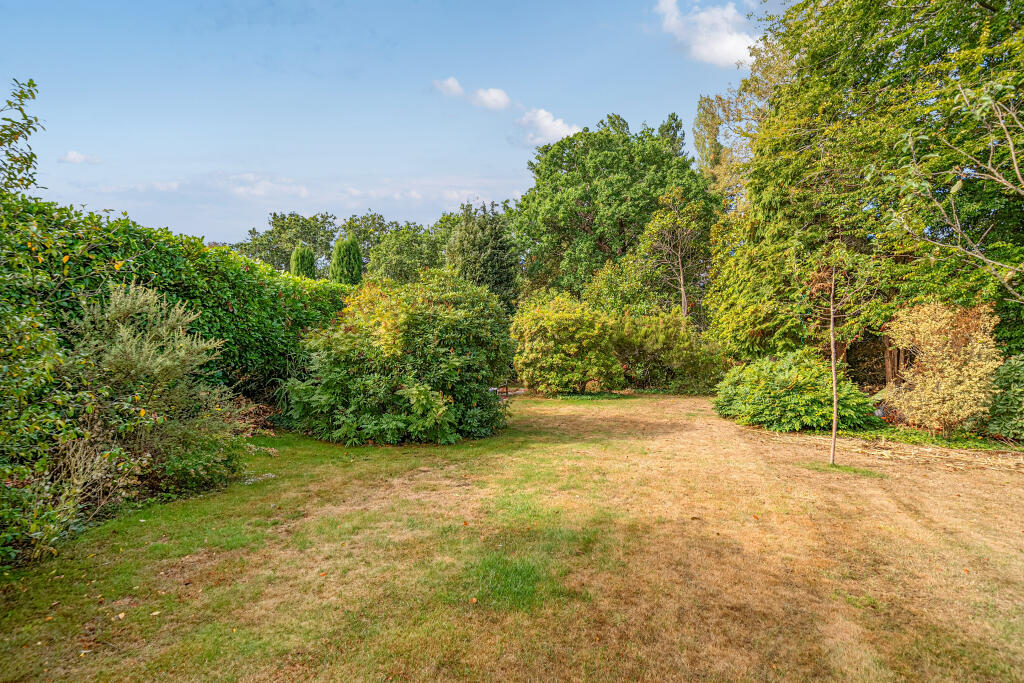 House in Weybridge, Hamm Court, Addlestone - More
