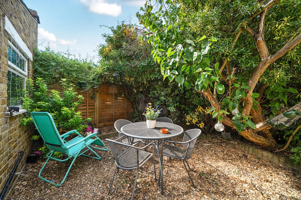 House in London, Royal Borough of Kingston upon Thames - View 5