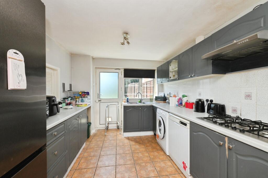 House in Welwyn Hatfield, Hertfordshire - More