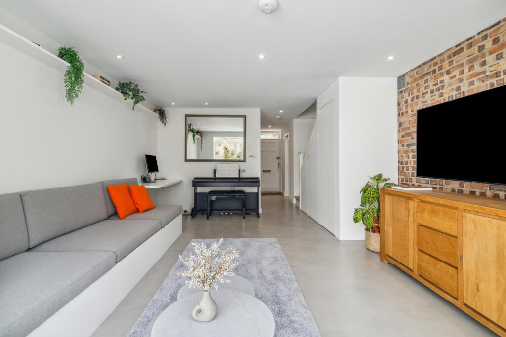 3 bedroom end of terrace house for rent