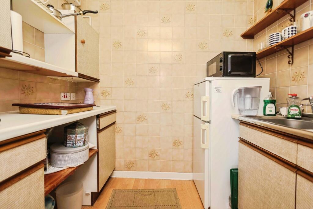 Apartment in Sutton Coldfield, Maney - View 3