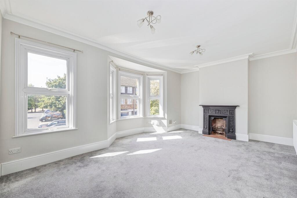 Apartment in Watford, Hertfordshire - View 2