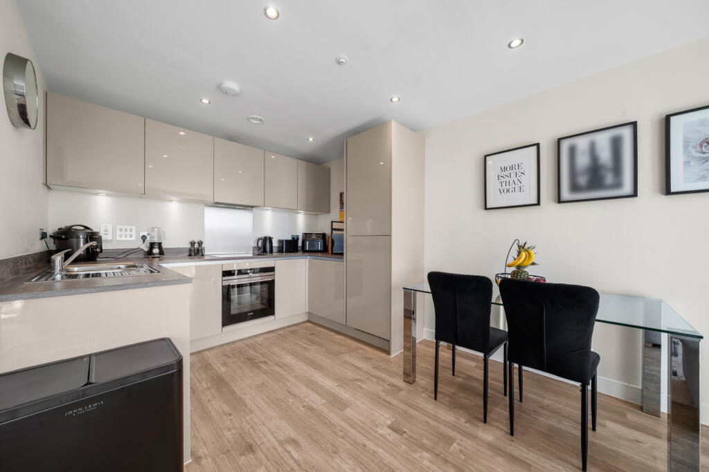Apartment in Runnymede, Addlestone - View 4