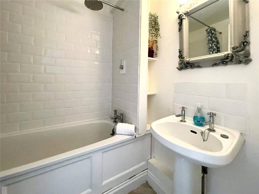Apartment in Gloucester - View 5