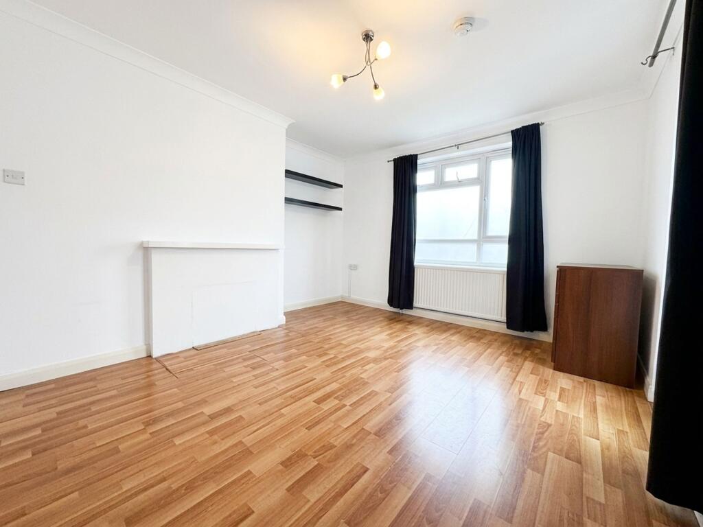Apartment in London, Queen Caroline Estate, Hammersmith - View 3