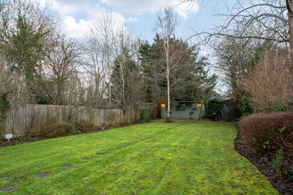 Dudley Grove, Epsom, KT18 photo 4