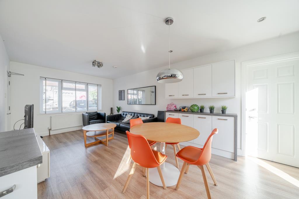 Kinross Drive, Sunbury On Thames, TW16 photo 4
