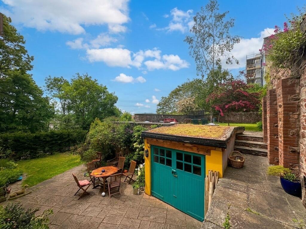 6 bedroom semi-detached house for rent