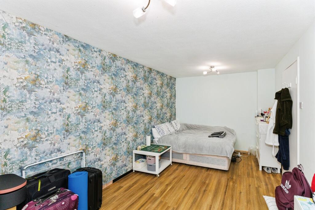 Apartment in Northampton - More