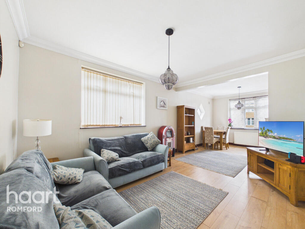 House in London, Collier Row - View 3