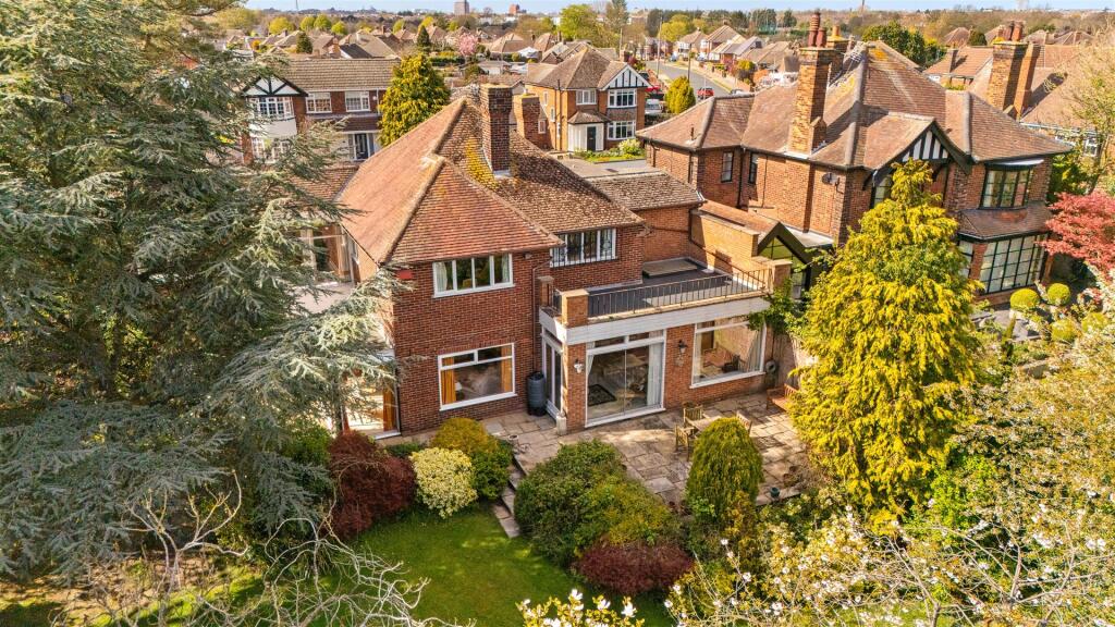 5-bed detached on Candletrees, Vaughan Avenue, Grimsby, £400,000