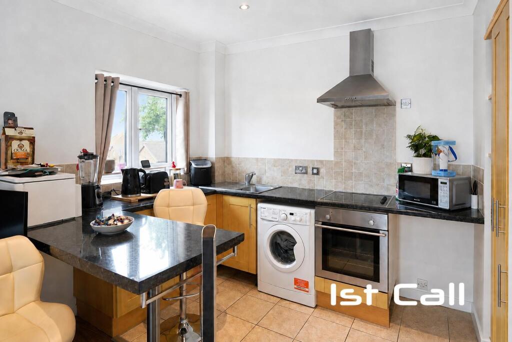 Apartment in Southend-on-Sea, Essex - More