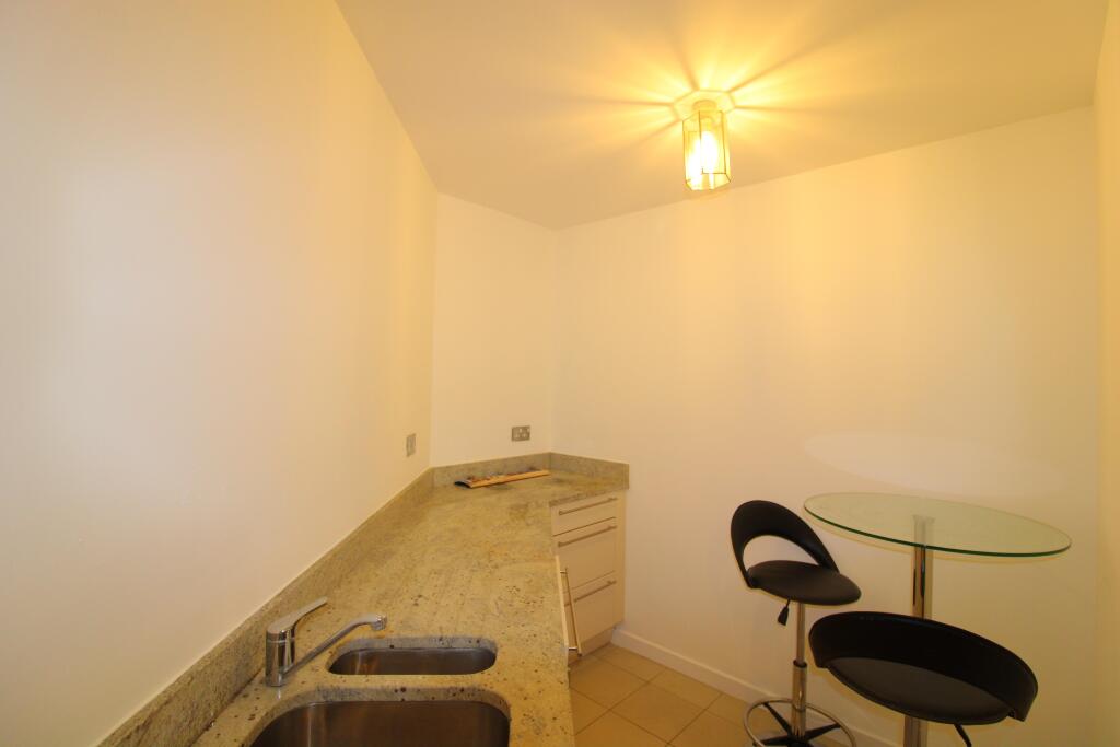Apartment in Slough, Windsor and Maidenhead - View 5