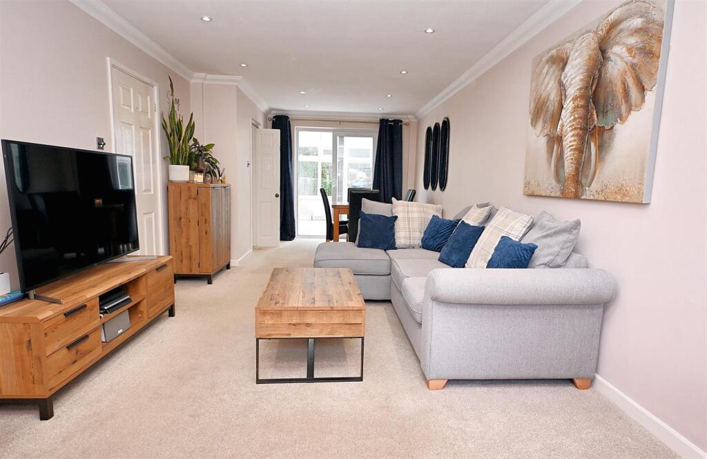 Fulmar Close, Kempshott, BASINGSTOKE - View 5